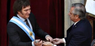 Alberto Fernández le dio los atributos de mando a Javier Milei