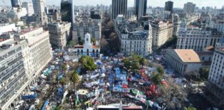 Masiva marcha a Plaza de Mayo contra las políticas del gobierno de Javier Milei