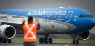 Los controladores aéreos llegaron a un acuerdo con el Gobierno y levantaron el paro previsto para el sábado