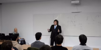 El Presidente encabezó una clase de economía en una universidad privada