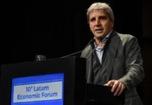 Caputo defendió el plan económico y aseguró que “la economía se va a llevar puesta a la política”