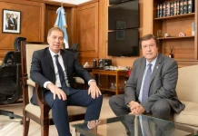 Santilli y Weretilneck firman el traspaso de rutas y del Tren del Valle