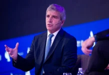 Luis Caputo advirtió que dentro de dos años todavía habrá argentinos que no lleguen a fin de mes