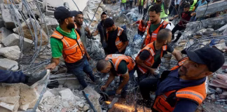 Gaza: un edificio atacado se derrumbó y dejó al menos 20 muertos y decenas de desaparecidos