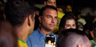 Flávio Bolsonaro festejó el primer lugar y aseguró que “Brasil quiere un cambio”