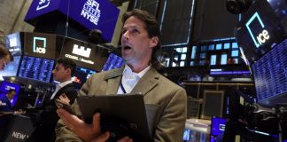 El riesgo país retrocede y las acciones argentinas en Wall Street suben más de 2%