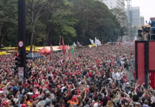 Lula encabezó una marcha masiva en San Pablo mientras Flávio Bolsonaro lidera los sondeos