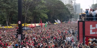 Lula encabezó una marcha masiva en San Pablo mientras Flávio Bolsonaro lidera los sondeos