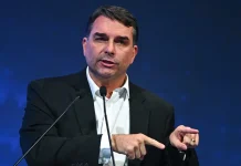 Flávio Bolsonaro apoyará la jornada de 40 horas semanales y prometió indultar a su padre