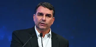Flávio Bolsonaro apoyará la jornada de 40 horas semanales y prometió indultar a su padre