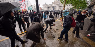 Yacobitti cruzó a Monteoliva por los incidentes en la marcha: “Debe identificar a los violentos”