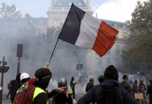 Francia decretó toques de queda parciales tras dos jornadas de disturbios