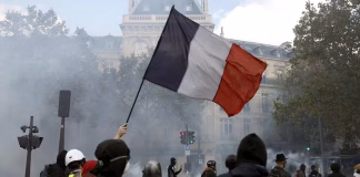 Francia decretó toques de queda parciales tras dos jornadas de disturbios