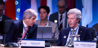 El riesgo país alcanzó su máximo anual y crece la incertidumbre por la deuda de 2027
