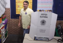 Flávio Bolsonaro votó en el balotaje y afirmó que llegó “el momento del cambio”